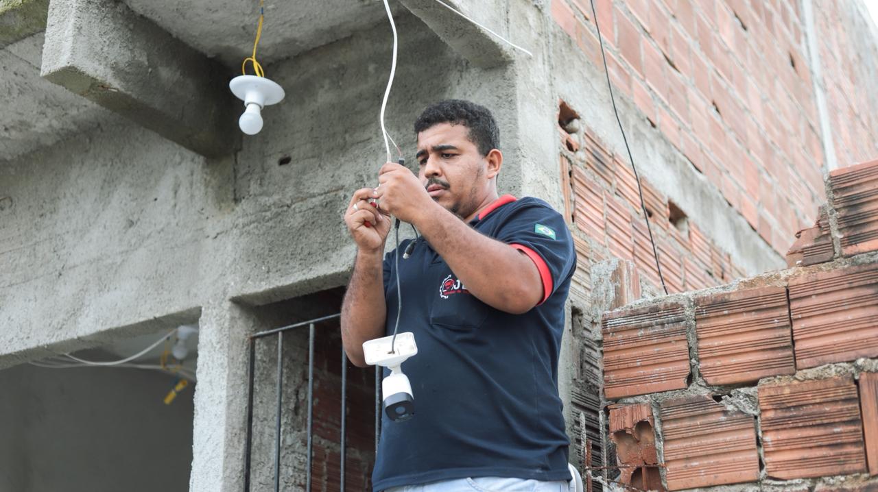 Instalação de câmera de segurança residencial